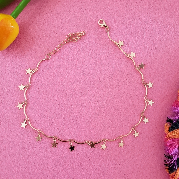 Jewelry - Gold star chocker